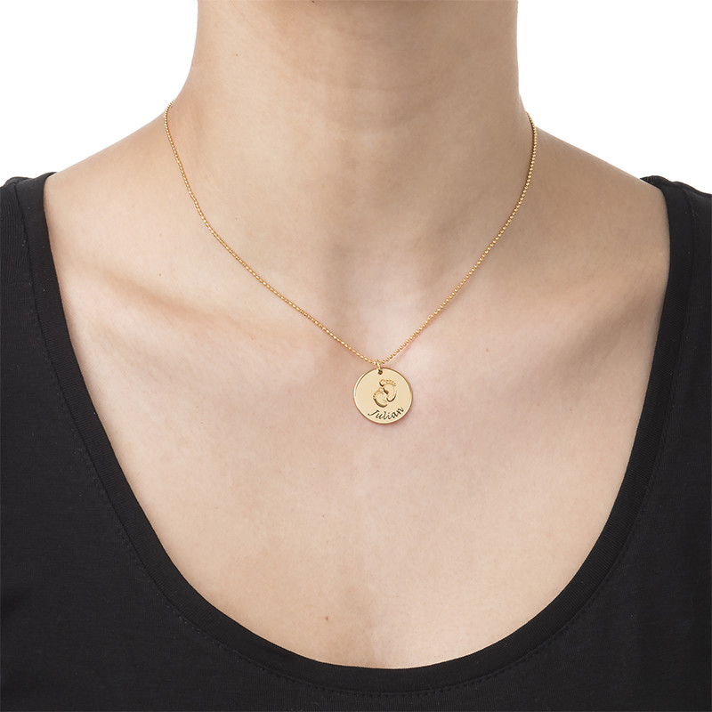 Vergoldete Halskette für Mama mit Babyfußabdruck und Wunschgravur - 1