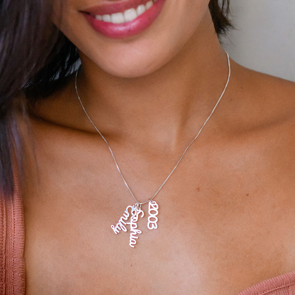 Silberkette mit vertikalem Namensanhänger für Frauen - 3 Produktfoto