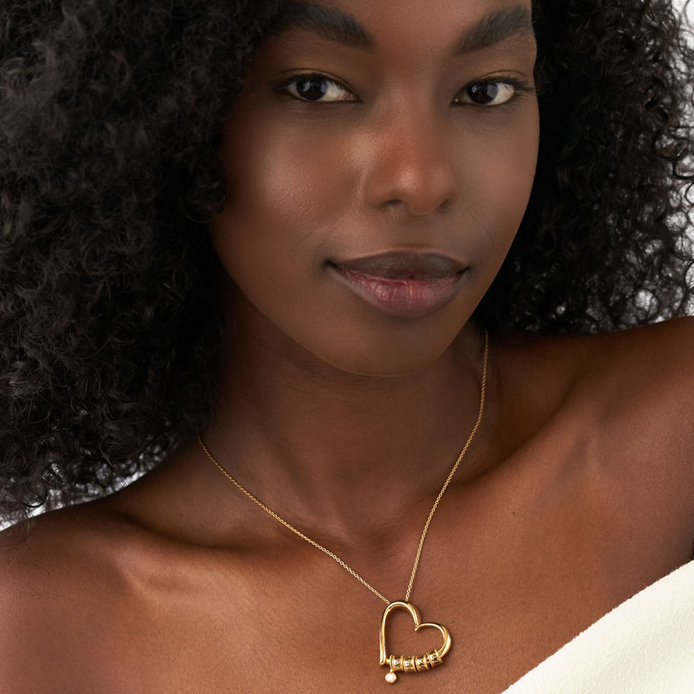 Charmevolle Herz-Halskette mit eingravierten Perlen und Diamant mit Goldplattierung - 2 Produktfoto