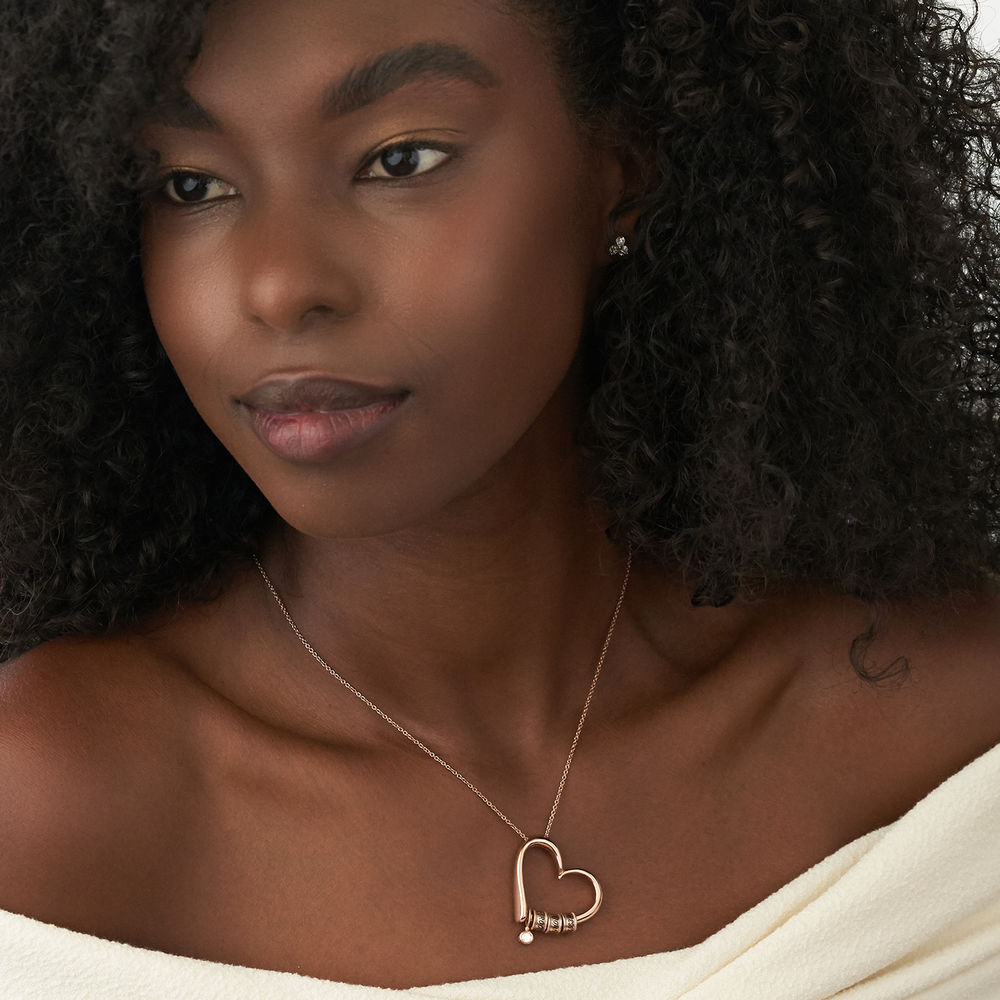 Charmevolle Herz-Halskette mit eingravierten Perlen und Diamant mit Goldplattierung - 4 Produktfoto