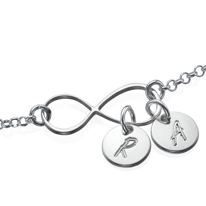 Infinity-Armband mit Gravur/ Fußkette mit Initialen-Charms - 1 Produktfoto