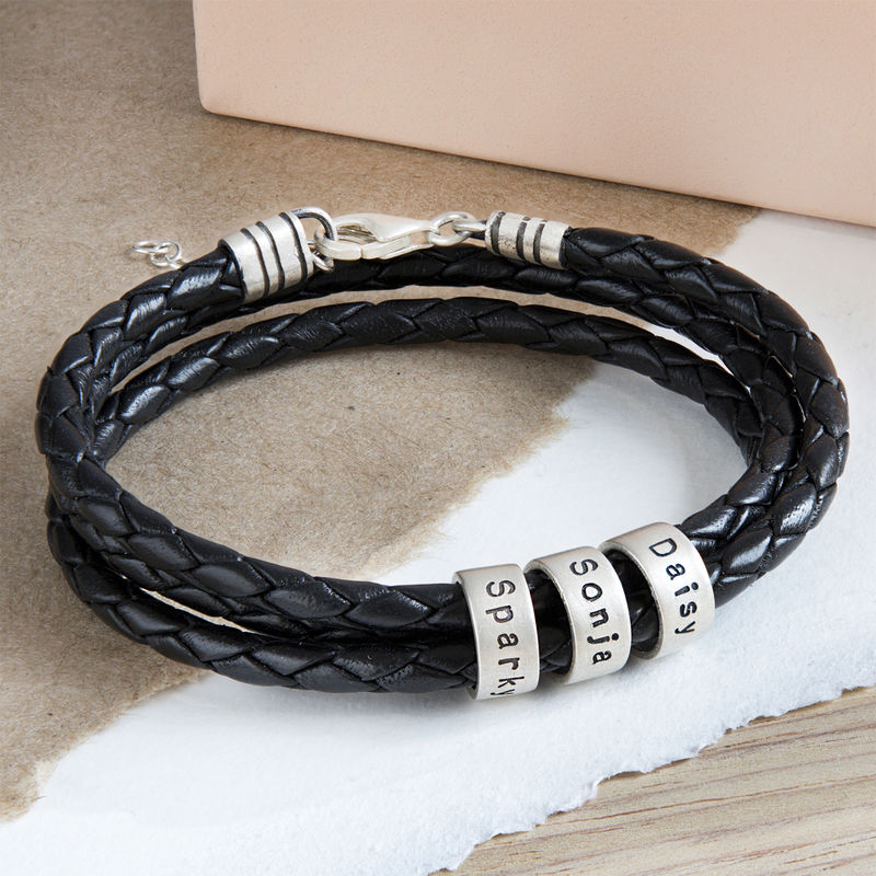Schwarzes Lederarmband mit Gravur auf kleinen personalisierten Beads in Silber - 3