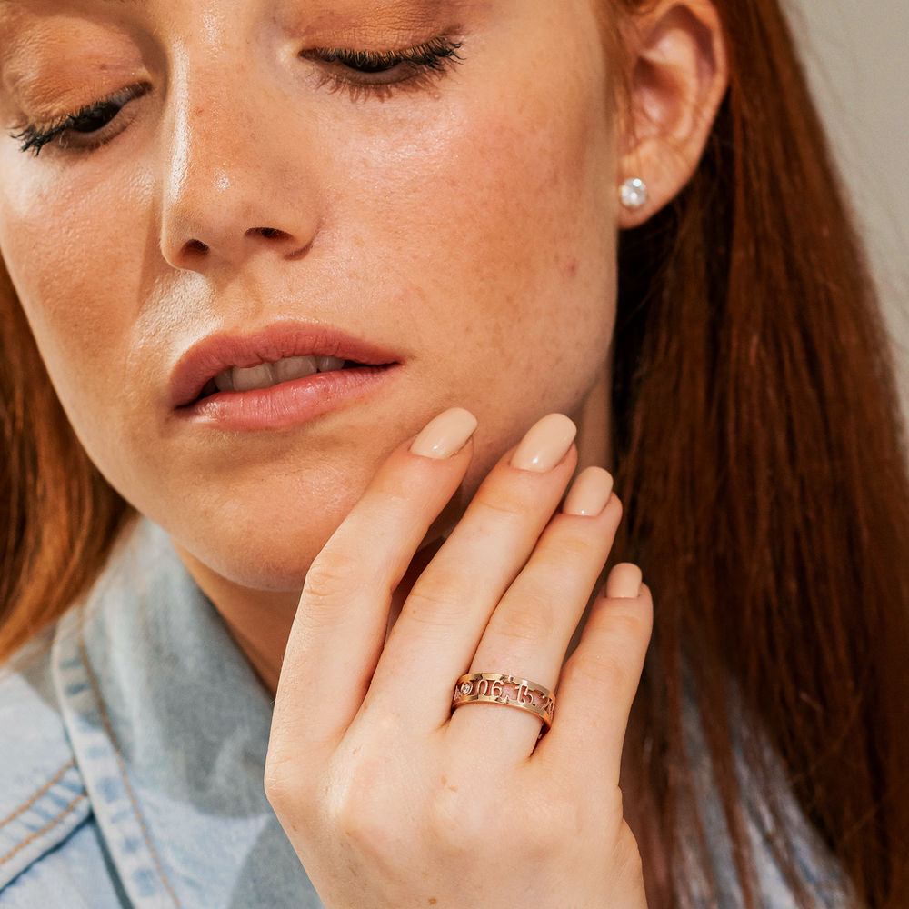 Personalsierter Abschluss-Ring mit Diamant aus rosévergoldetem Silber - 2 Produktfoto