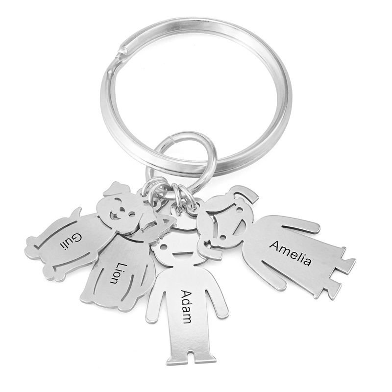 Personalisierter Schlüsselanhänger mit gravierten Kinder- und Haustier-Charms
