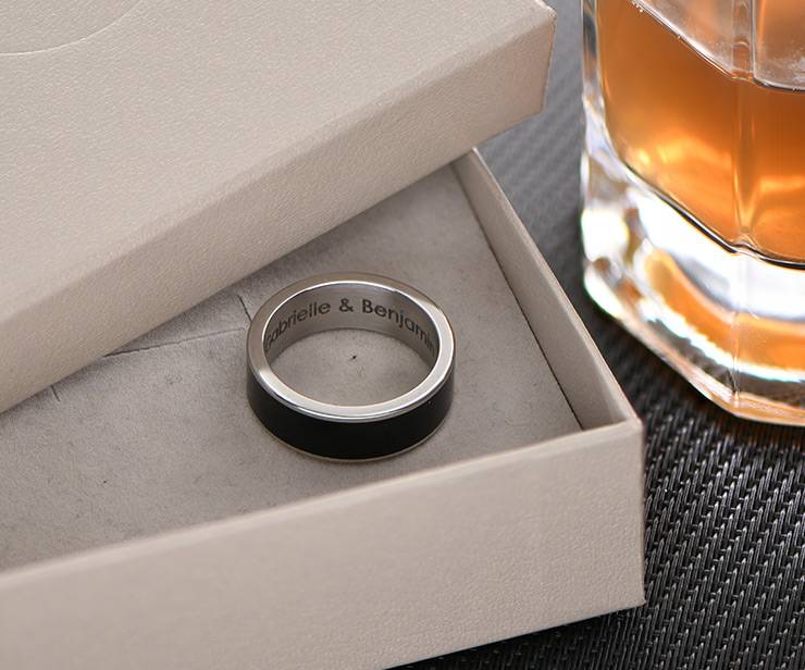 anillo grabado para hombre en acero inoxidable negro