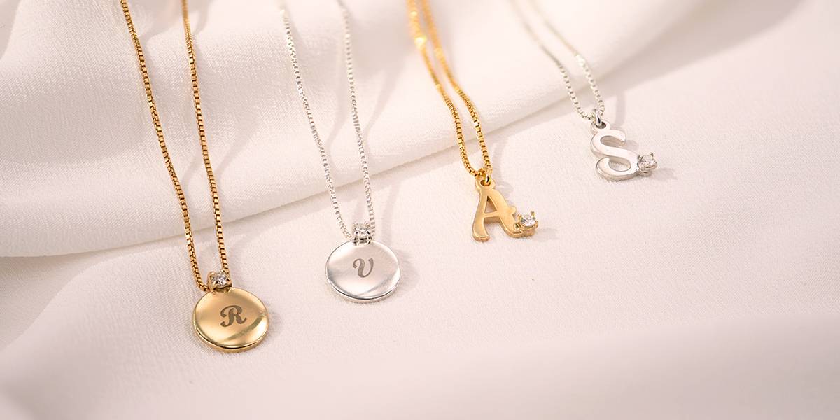 the guide to custom bridesmaid jewelry gifts