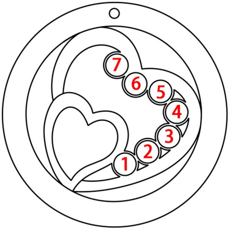 Cirkelformet hjertesmykke med fødselssten i forgyldt sølv
