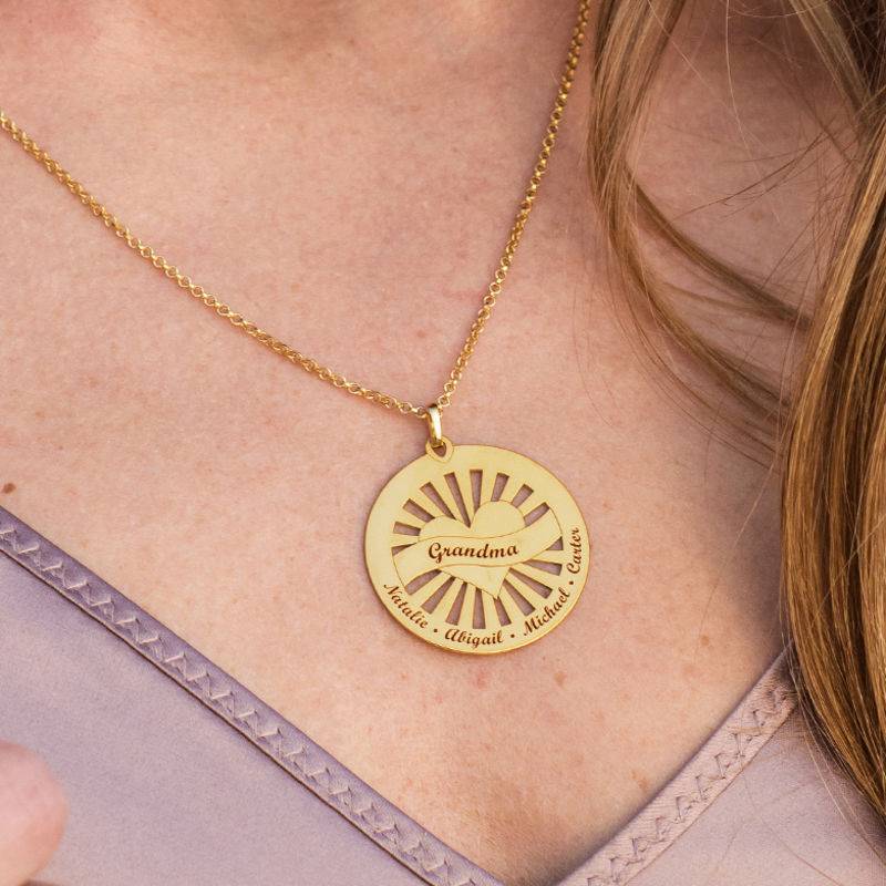 Grandma Circle Pendant Necklace with Engraving in 18k Gold Plating