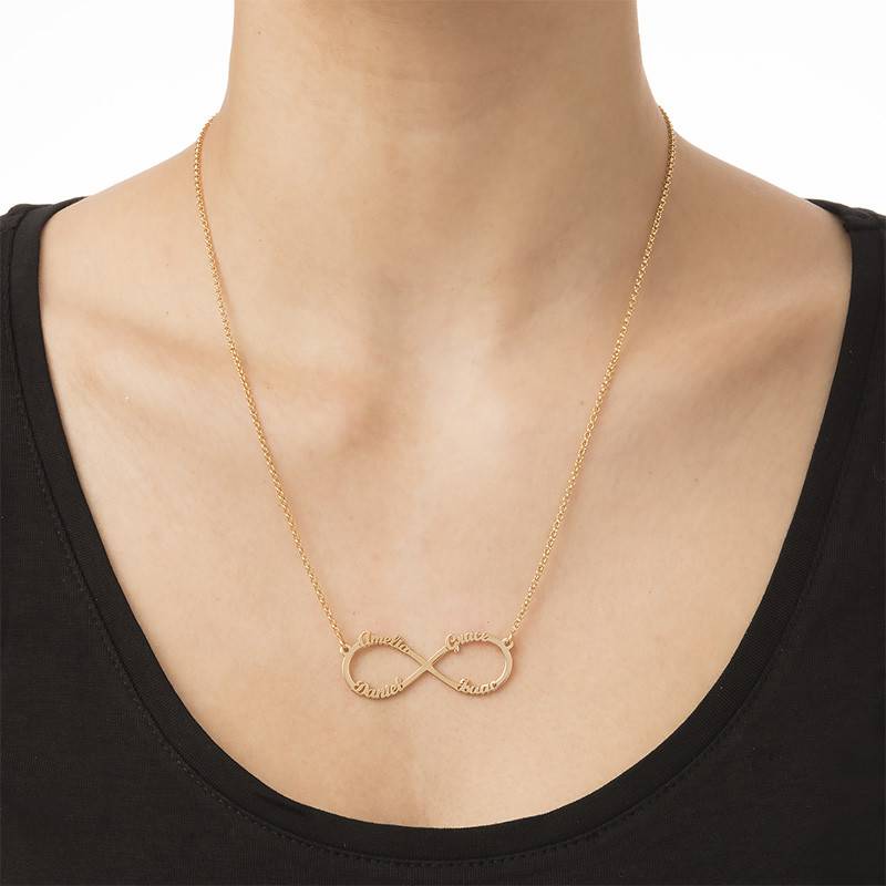 Infinity Halsband med 4 Namn i Guldplätering