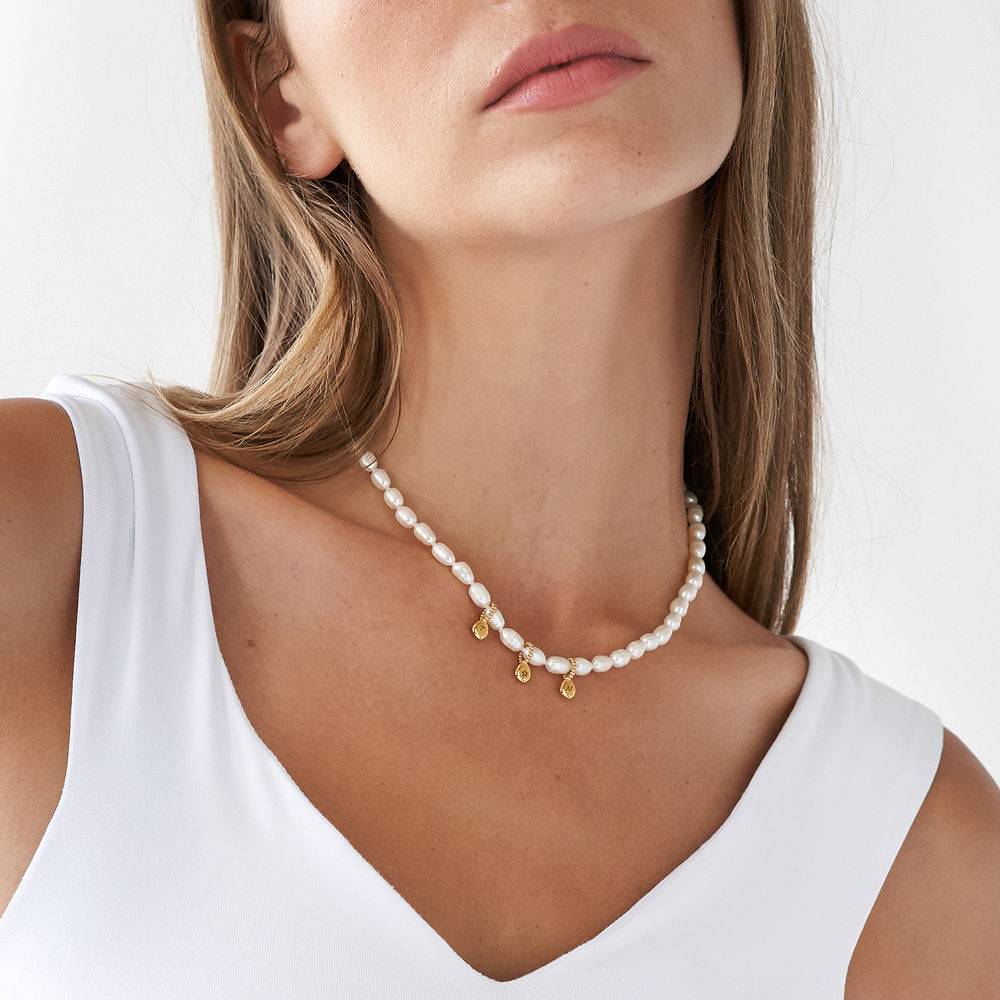 Julia initial halskjede med perler i gull vermeil