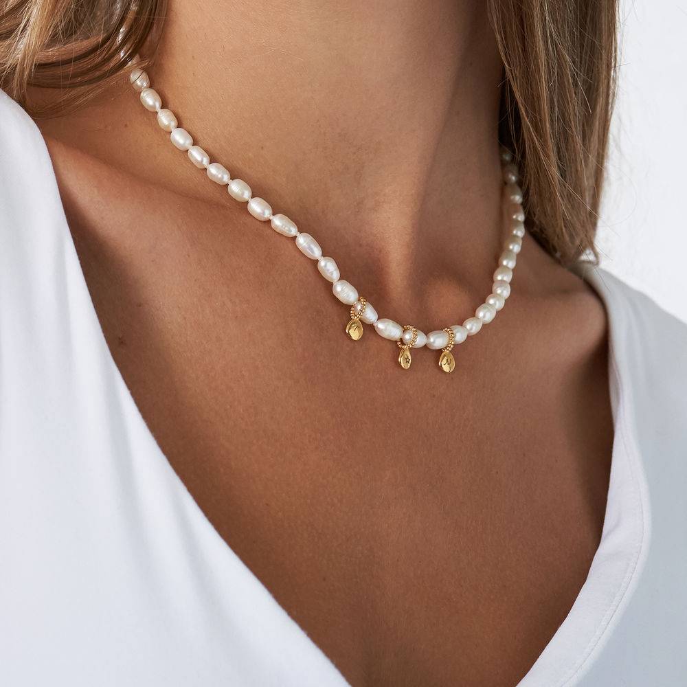 Julia initial halskjede med perler i gull vermeil