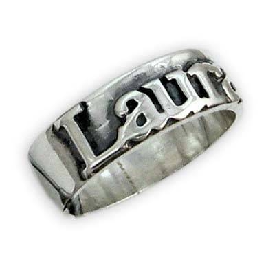 Nome personalizzato in argento su un anello argento