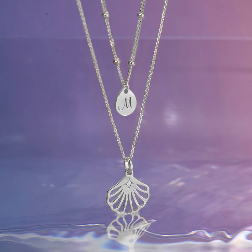 Ariel Skal Initialhalsband med diamant i sterling silver-1 produktbilder
