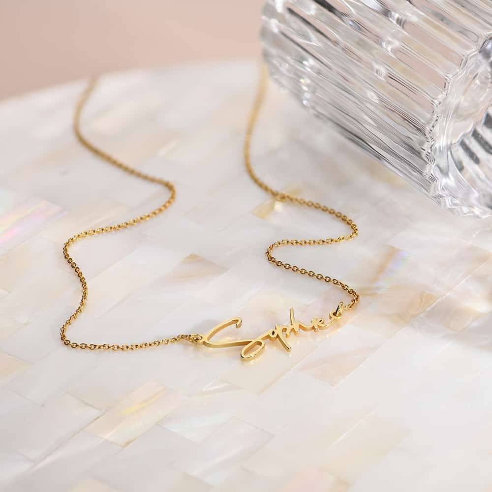 Paris personligt namnhalsband i 18K guldplätering Paris personligt namnhalsband i 18K guldplätering produktbilder