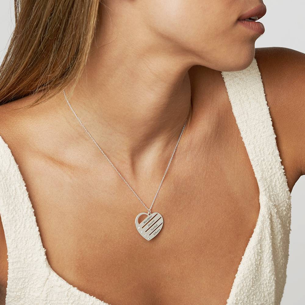 Collar con Pendiente en Forma de Corazón con Diamantes y Nombres Grabados Chapado en Oro de 18 Kt-1 foto de producto