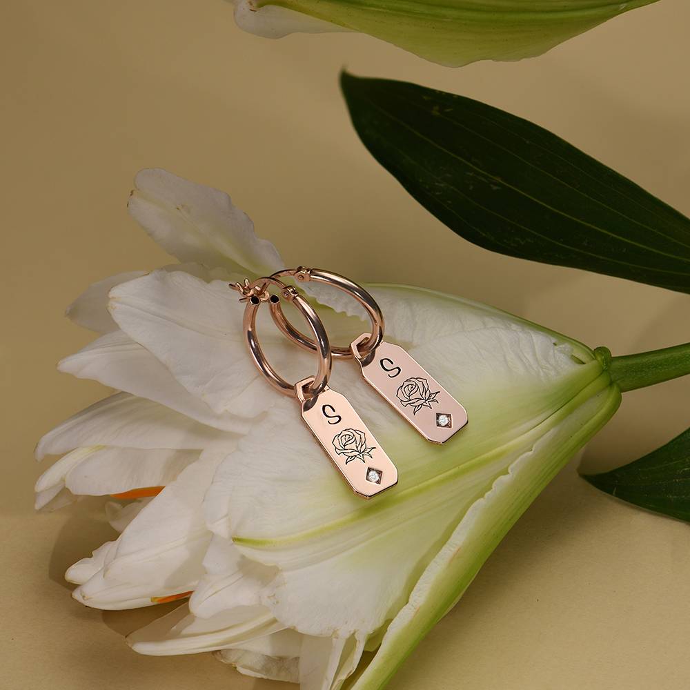 Blomstrende Fødselsblomst Initial Hoop Øreringer med diamant i 18K Roségullbelegg-2 produktbilde
