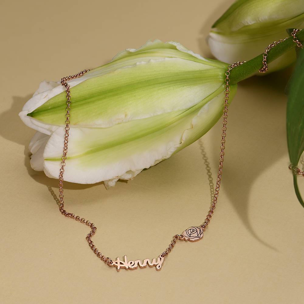 Collier "Éclosion" prénoms multiples et fleurs de naissance en vermeil rose 18 carats-4 photo du produit