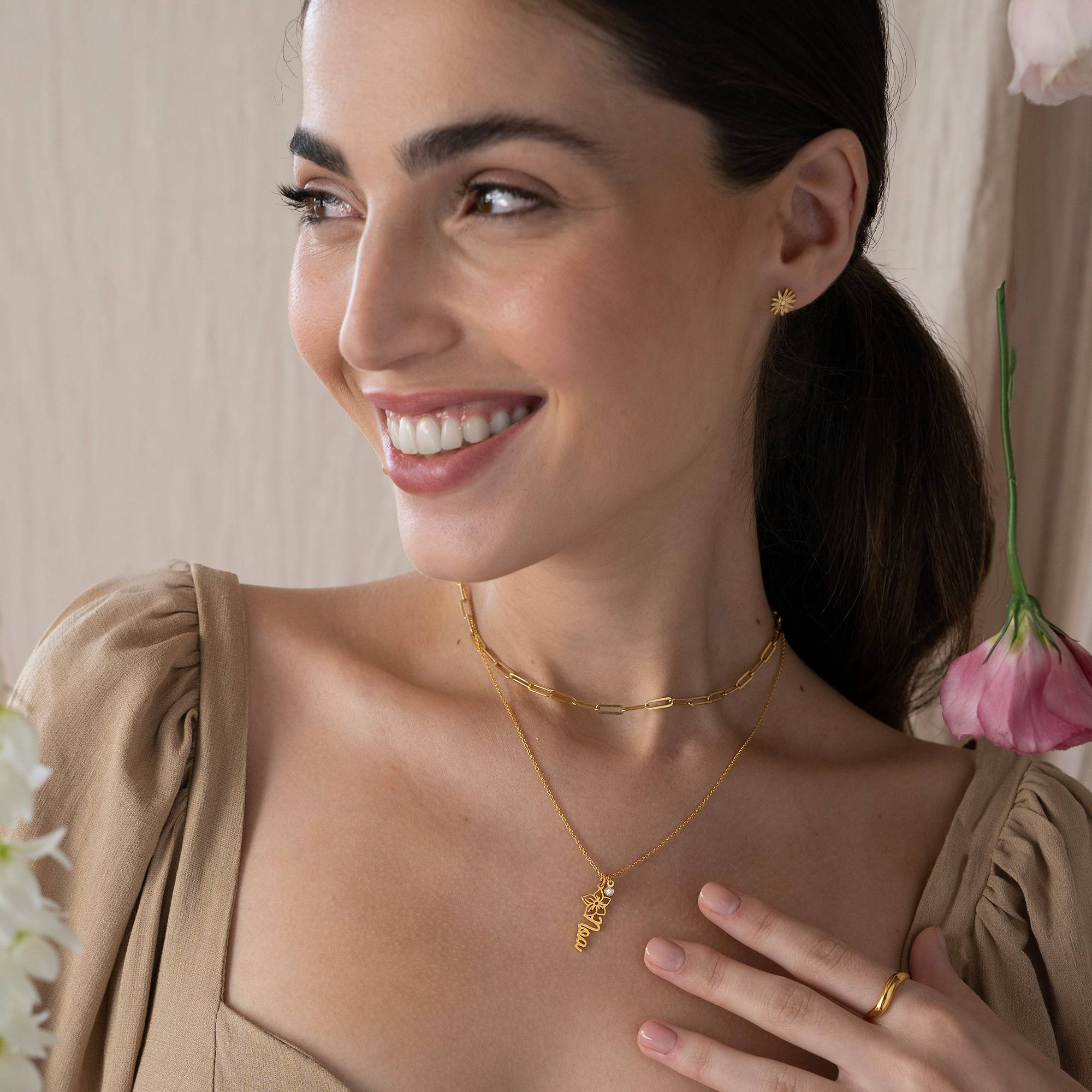 Collar con nombre Blooming Birth Flower con diamante en baño de oro de 18 quilates-3 foto de producto