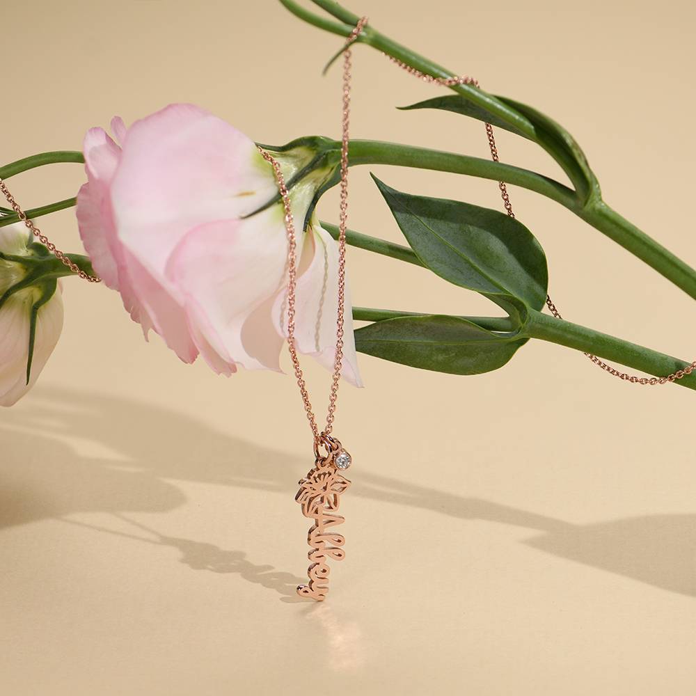 Collar con nombre Blooming Birth Flower con diamante en baño de oro rosa de 18 quilates-4 foto de producto