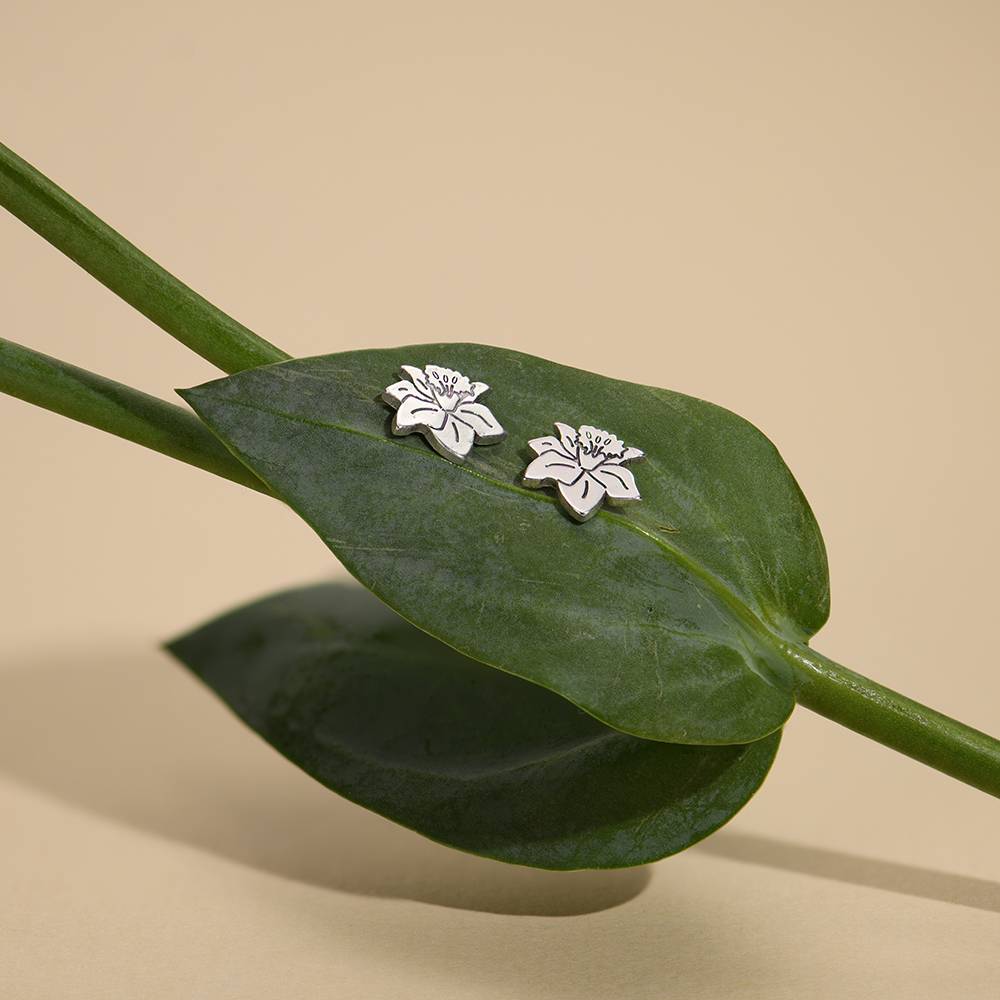 Pendientes de botón Blooming Birth Flower en plata de ley-1 foto de producto
