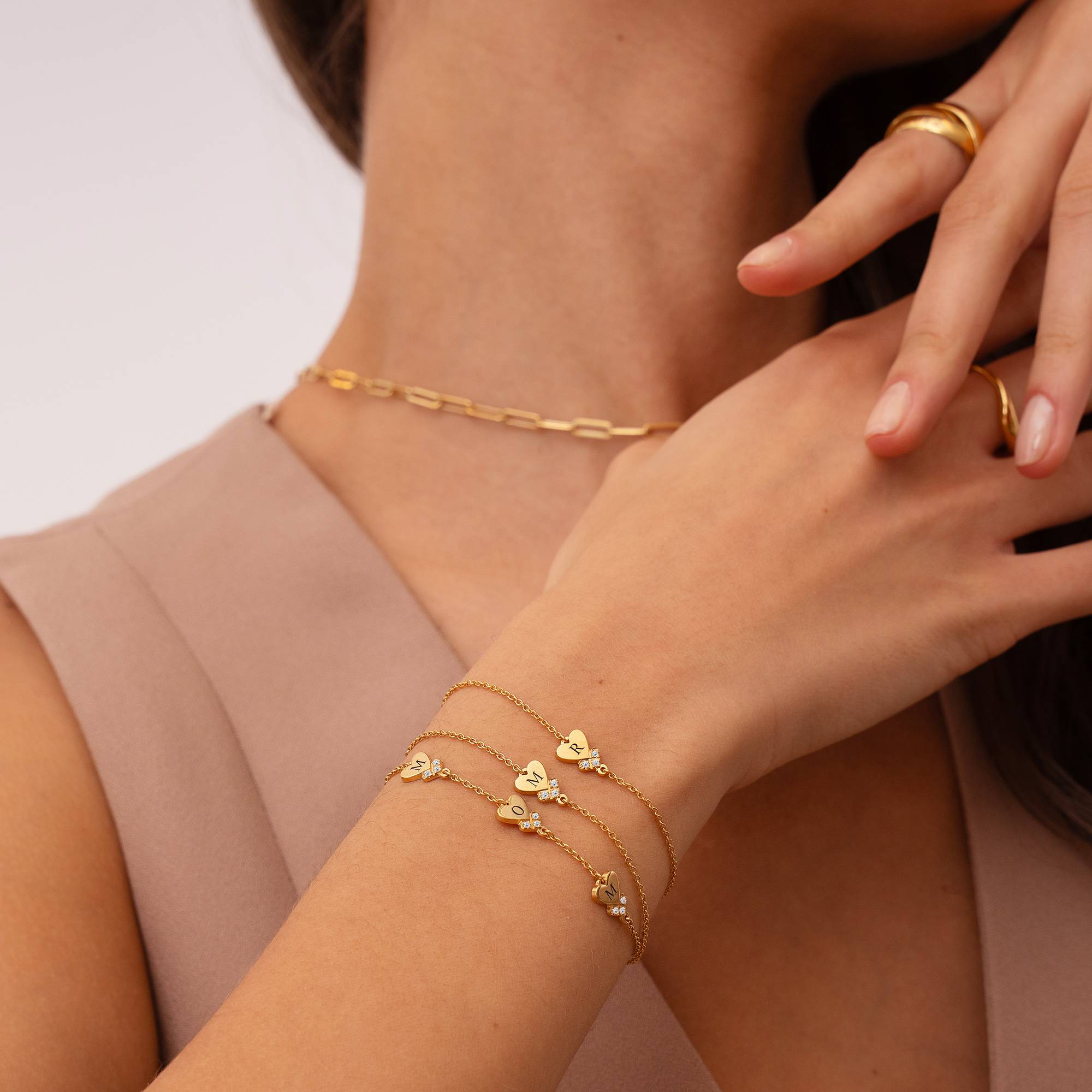 "Dakota" pulsera con inicial de corazón y diamantes en chapa de oro 18K-2 foto de producto