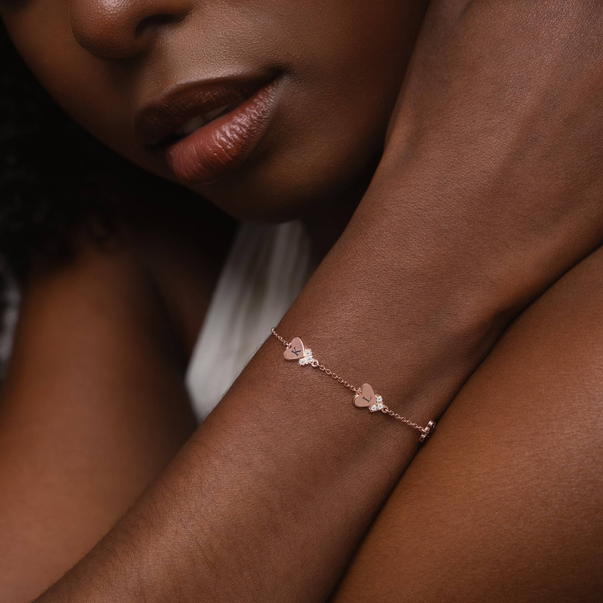 "Dakota" pulsera con inicial de corazón y diamantes en chapa de oro rosa 18K-4 foto de producto