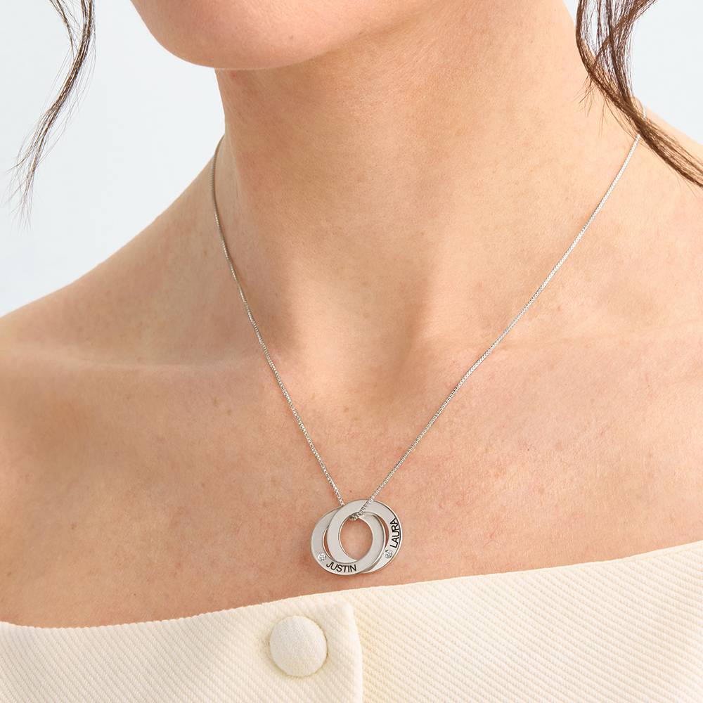 Collana con 2 Anelli Alla Russa con Incisioni e Diamanti in Argento Sterling-4 Collana con 2 Anelli Alla Russa con Incisioni e Diamanti in Argento Sterling-4 foto del prodotto