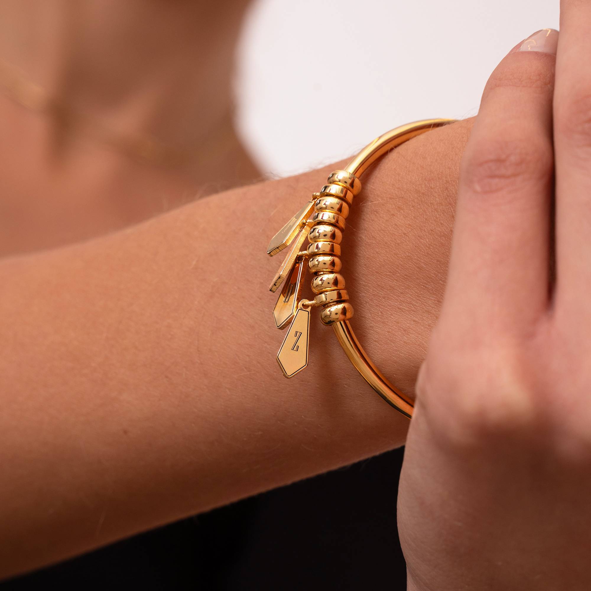 "Gia Drop" bracciale rigido con iniziali in oro vermeil 18K-4 foto del prodotto