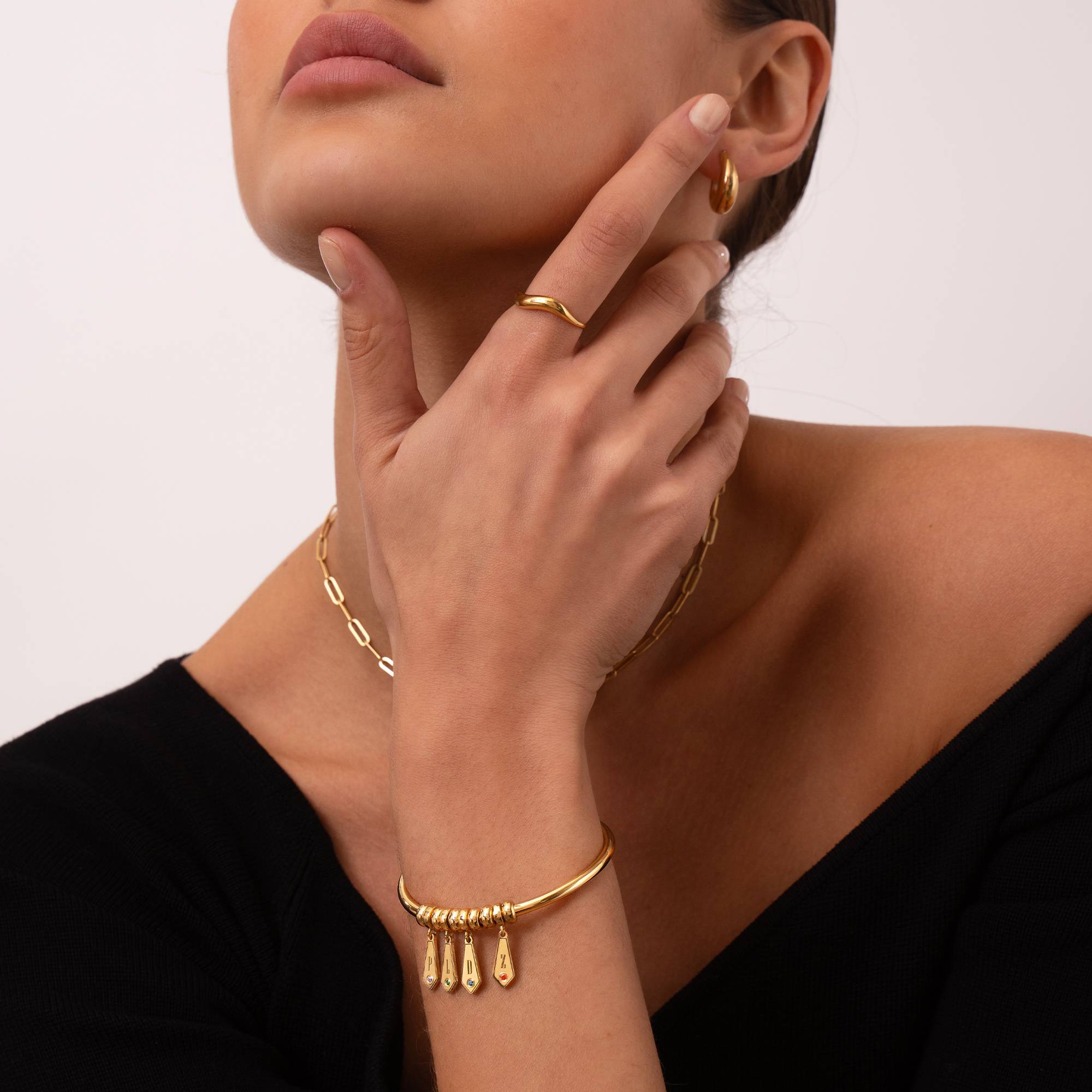 "Gia Drop" bracciale rigido con iniziali e pietre portafortuna in oro vermeil 18K-3 foto del prodotto