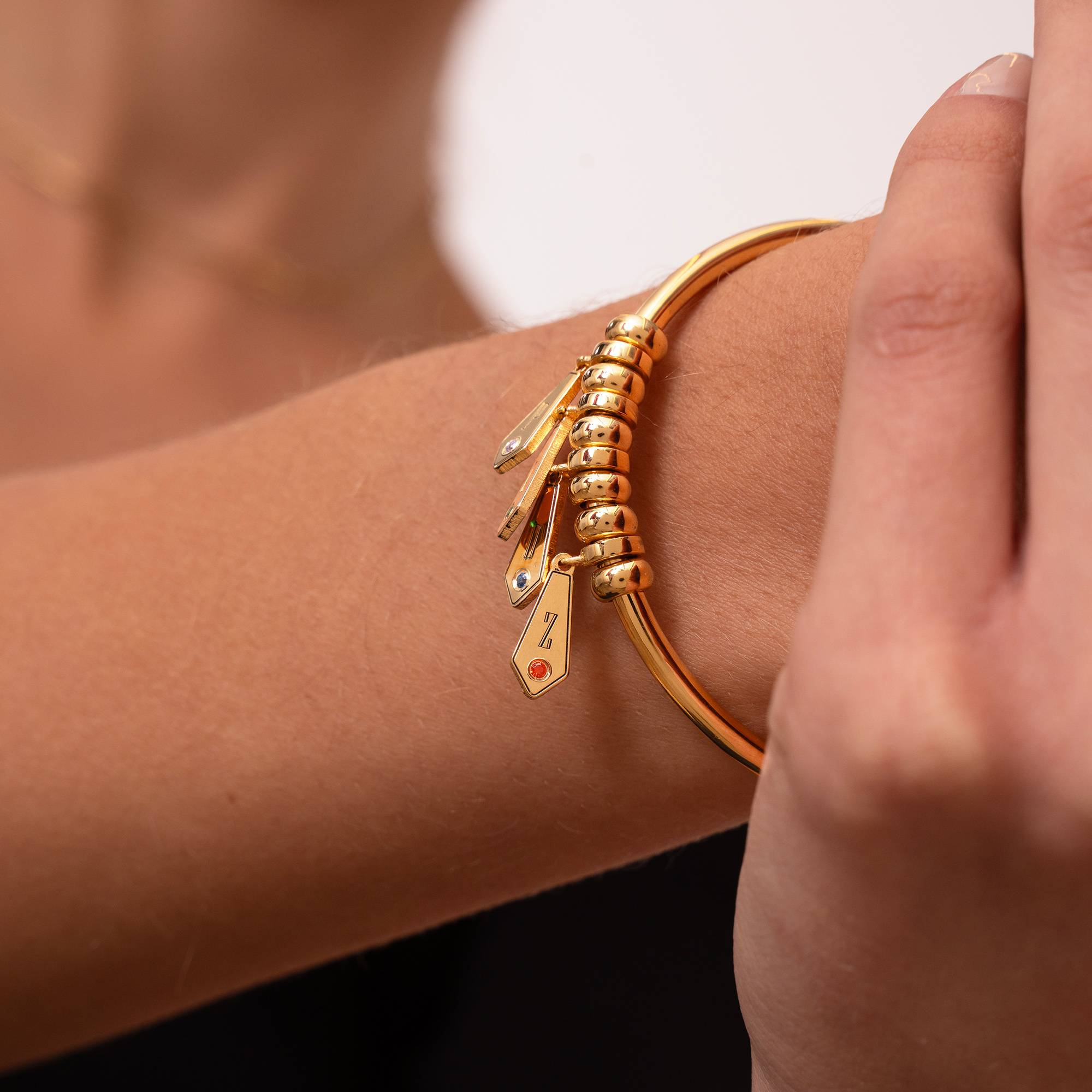 "Gia Drop" bracciale rigido con iniziali e pietre portafortuna in oro vermeil 18K-6 foto del prodotto