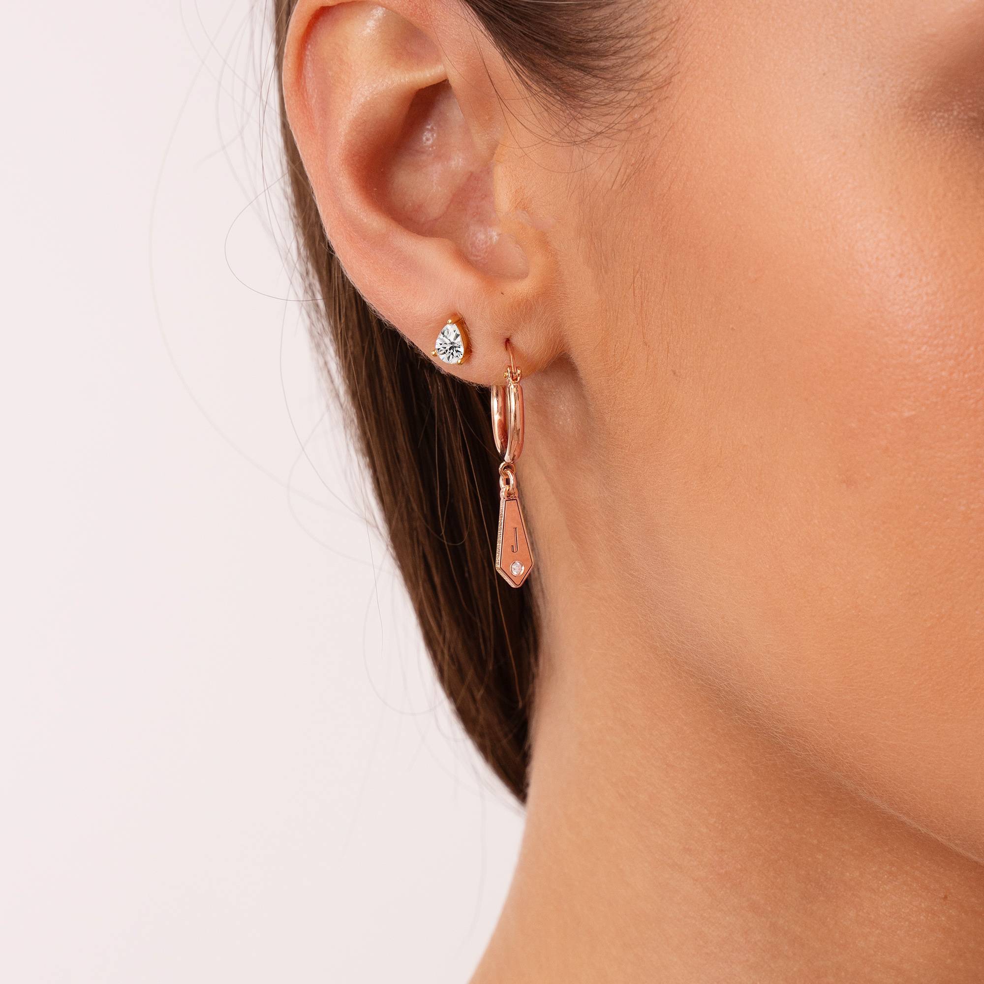 Gia Tropfen Initial Huggie Ohrringe mit Geburtssteinen - 750er rosé vergoldetes Silber-3 Produktfoto