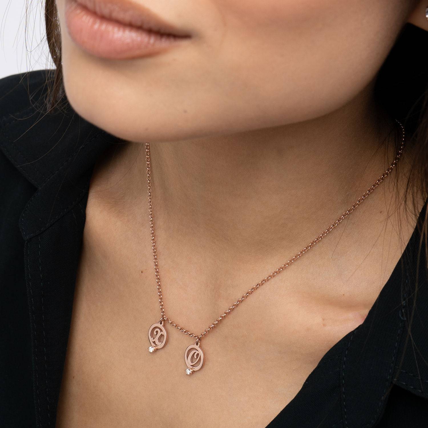 Halo Initialen Halskette mit Zirkonia - 750er rosé vergoldetes Silber-6 Produktfoto