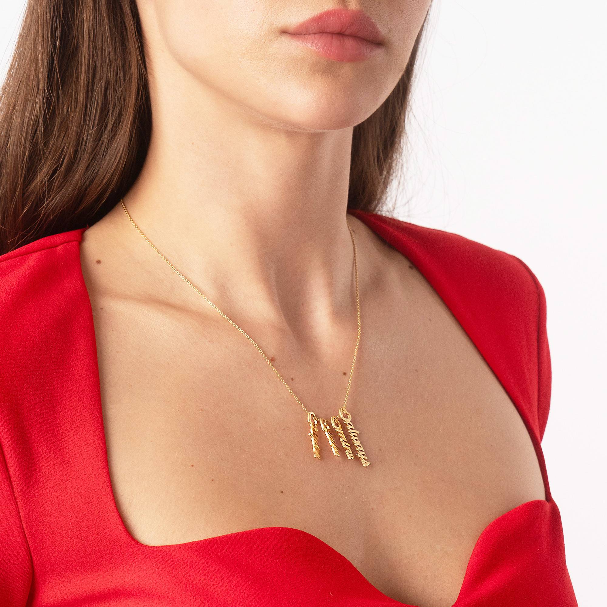 Collar de nombre vertical Heart Drop en oro vermeil de 18K foto de producto