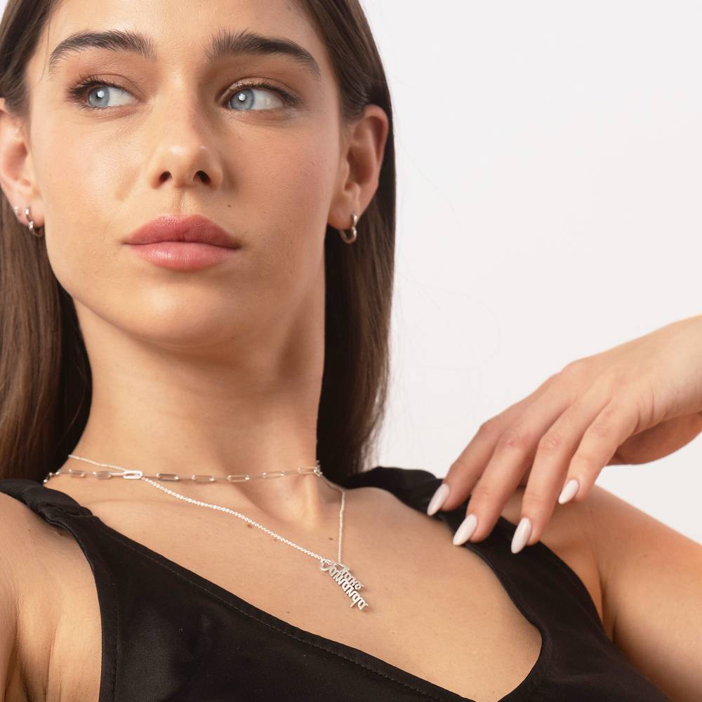 Heart Drop Vertical Name Necklace i sølv produktbilde