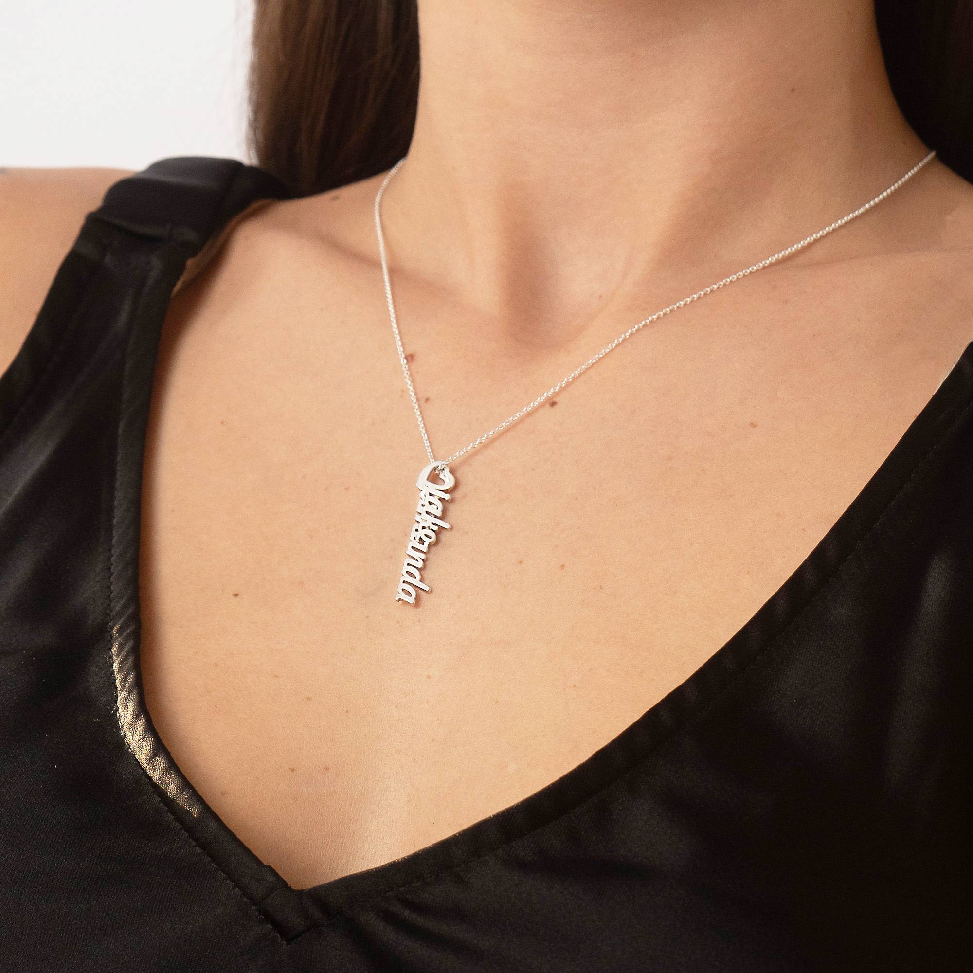 Heart Drop Vertical Name Necklace i sølv-5 produktbilde