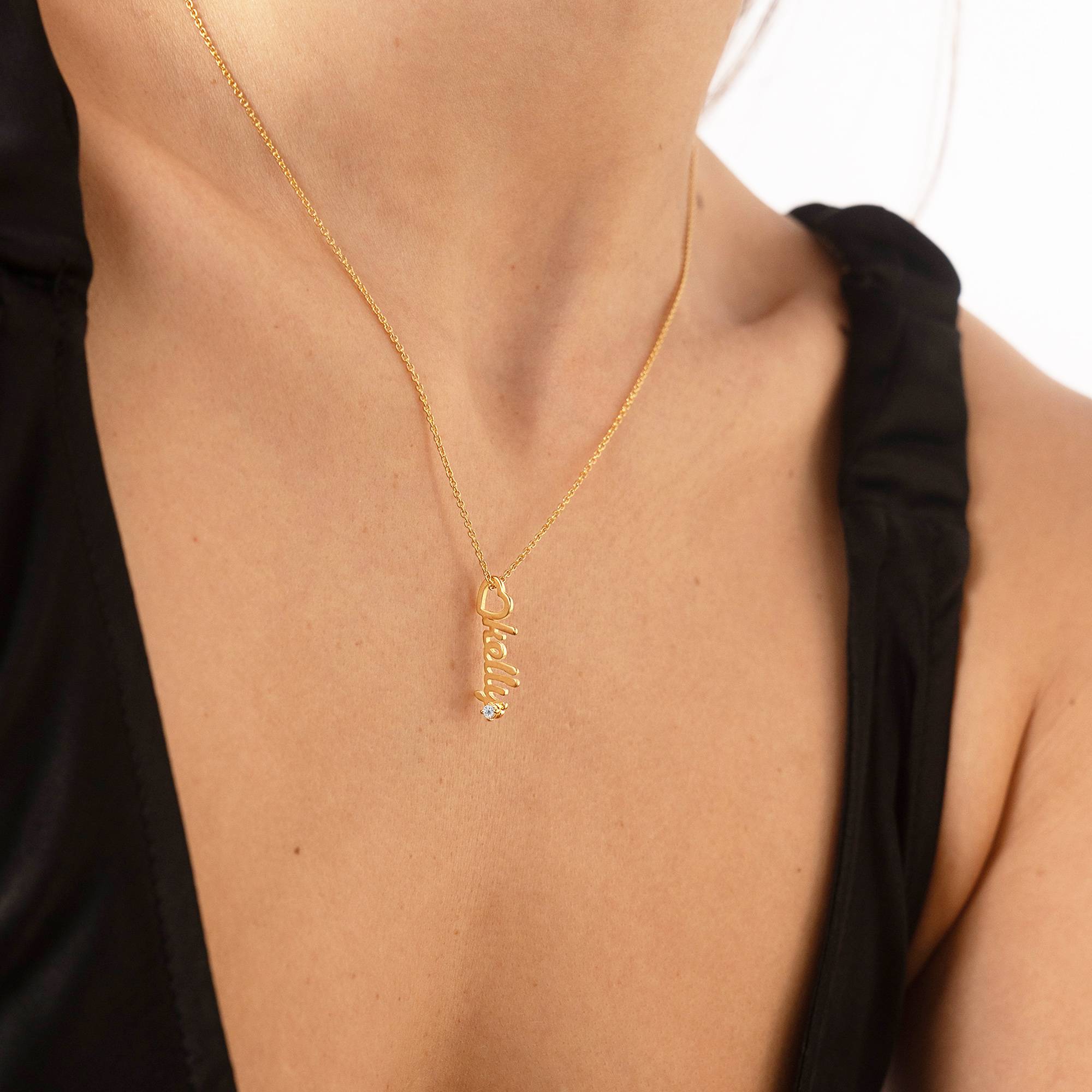 Collar de nombre vertical Heart Drop en oro vermeil de 18K con 0.05CT diamantes-2 foto de producto