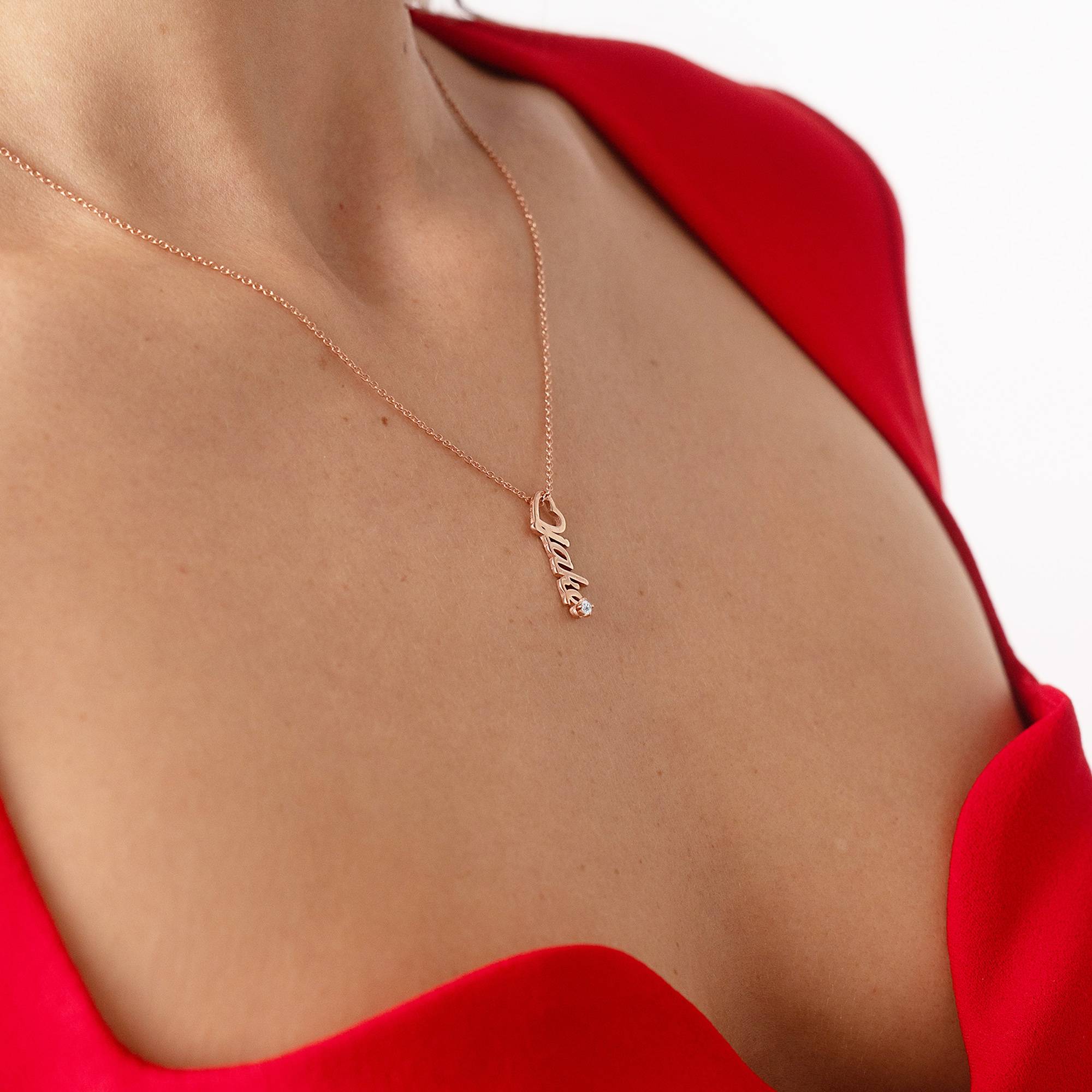 Collar de nombre vertical Heart Drop en chapa de oro de 18K con 0.05CT diamantes-2 foto de producto