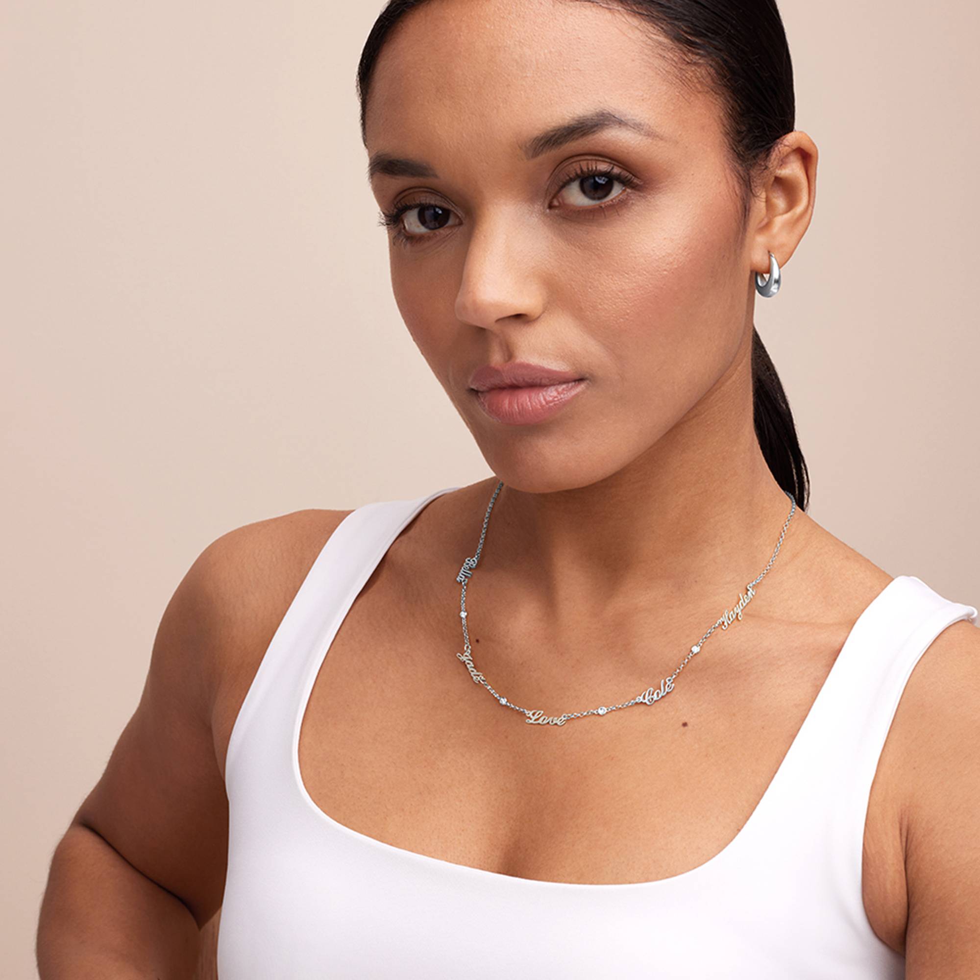 Heritage Navnesmykke med Flere Navn og Diamanter i Sølv-3 produktbilde