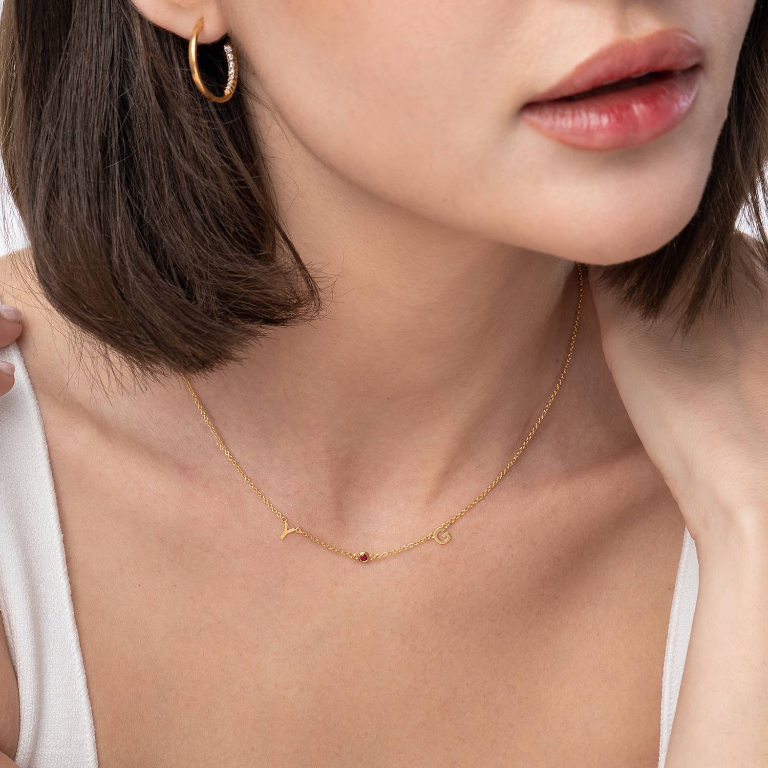 Mia Initialen Halskette mit Edelsteinen - 750er Gold-Vermeil-1 Produktfoto
