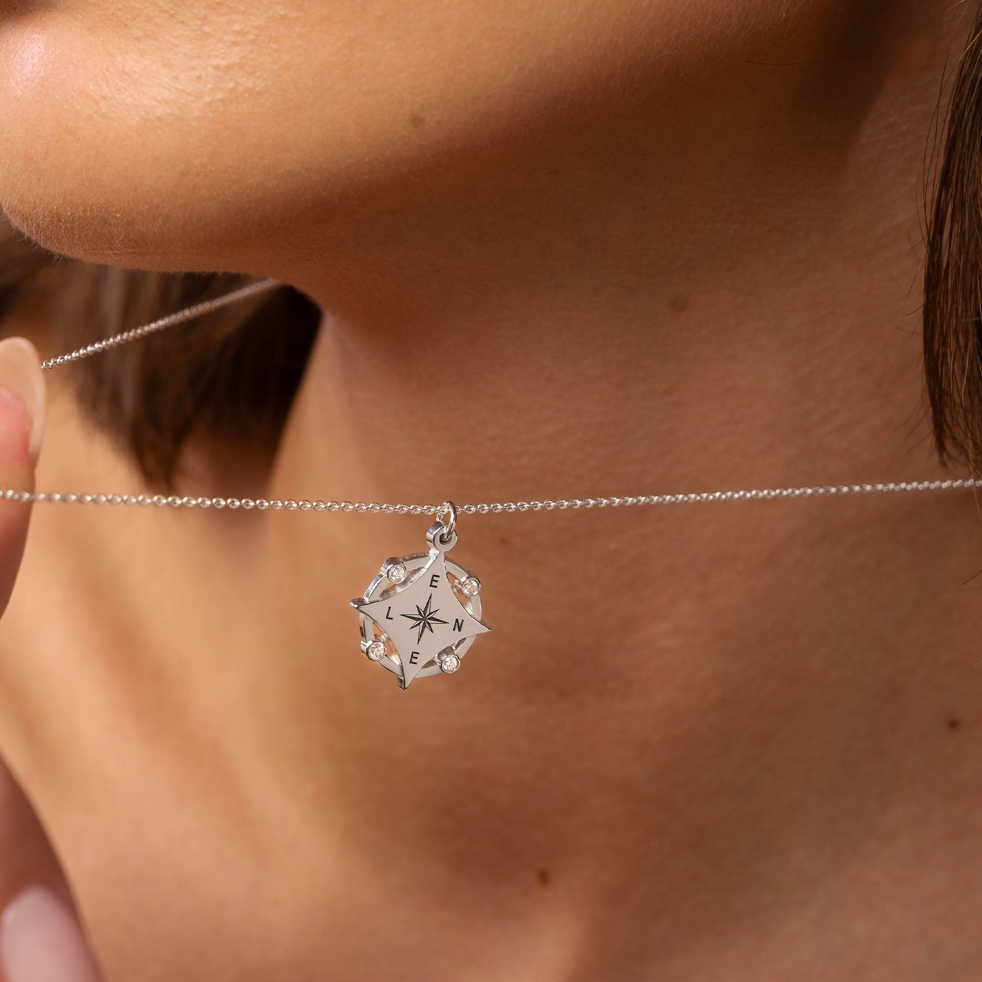 Kaia Initiaal Kompas Ketting met Diamanten in Sterling Zilver-4 Productfoto