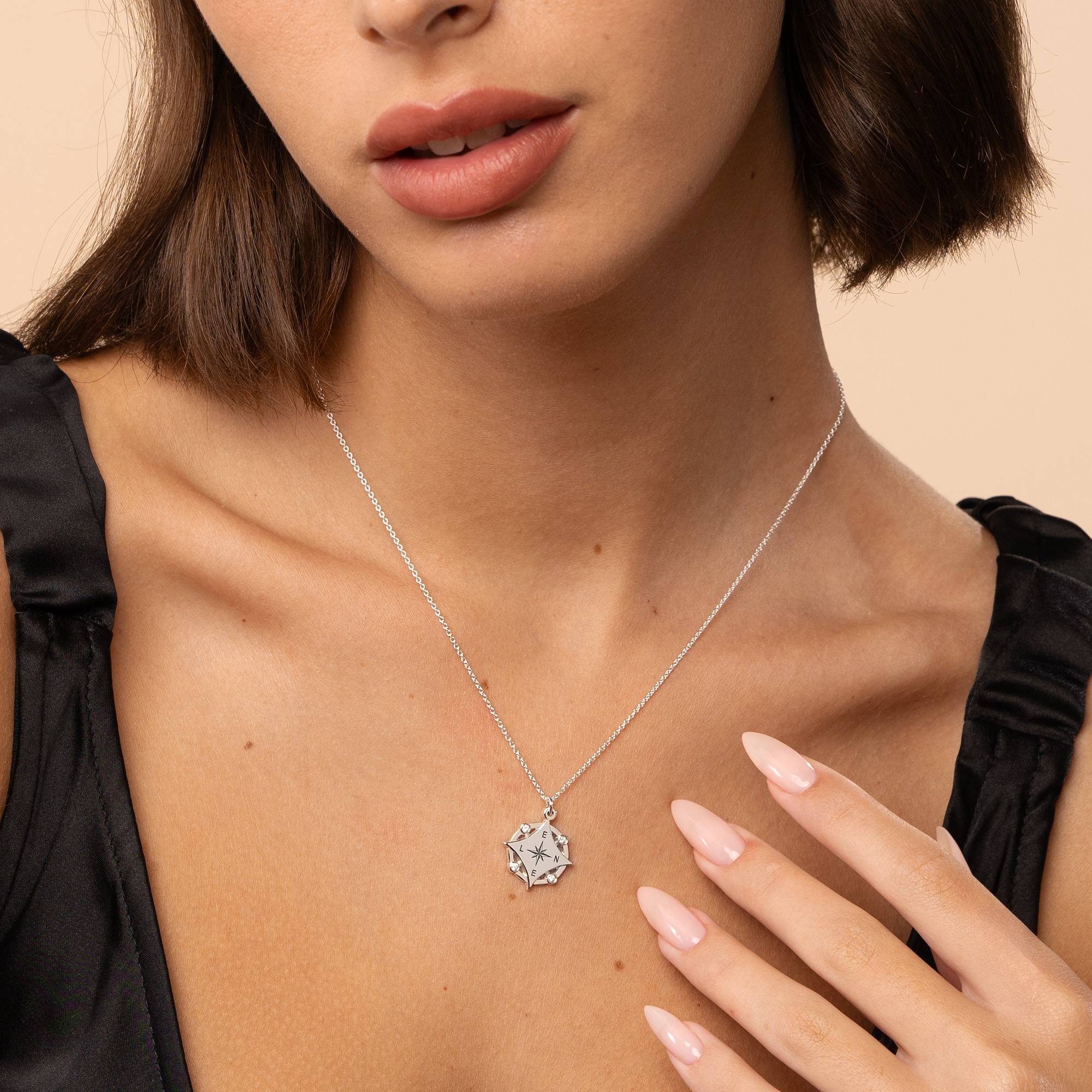 Collar Inicial Kaia con Brújula y Diamantes en Plata de Ley-5 foto de producto
