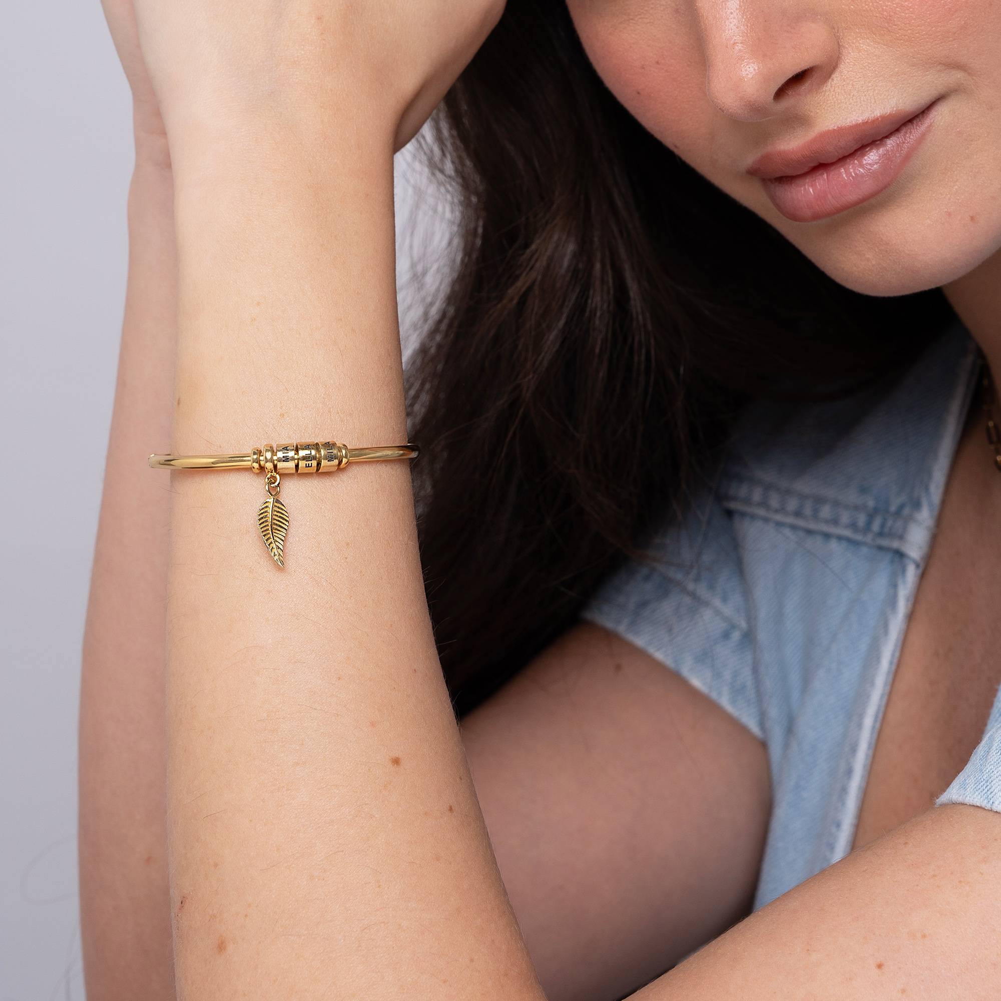 Linda Bangle Armband med Graverade Berlocker i roseguld vermeil-1 produktbilder