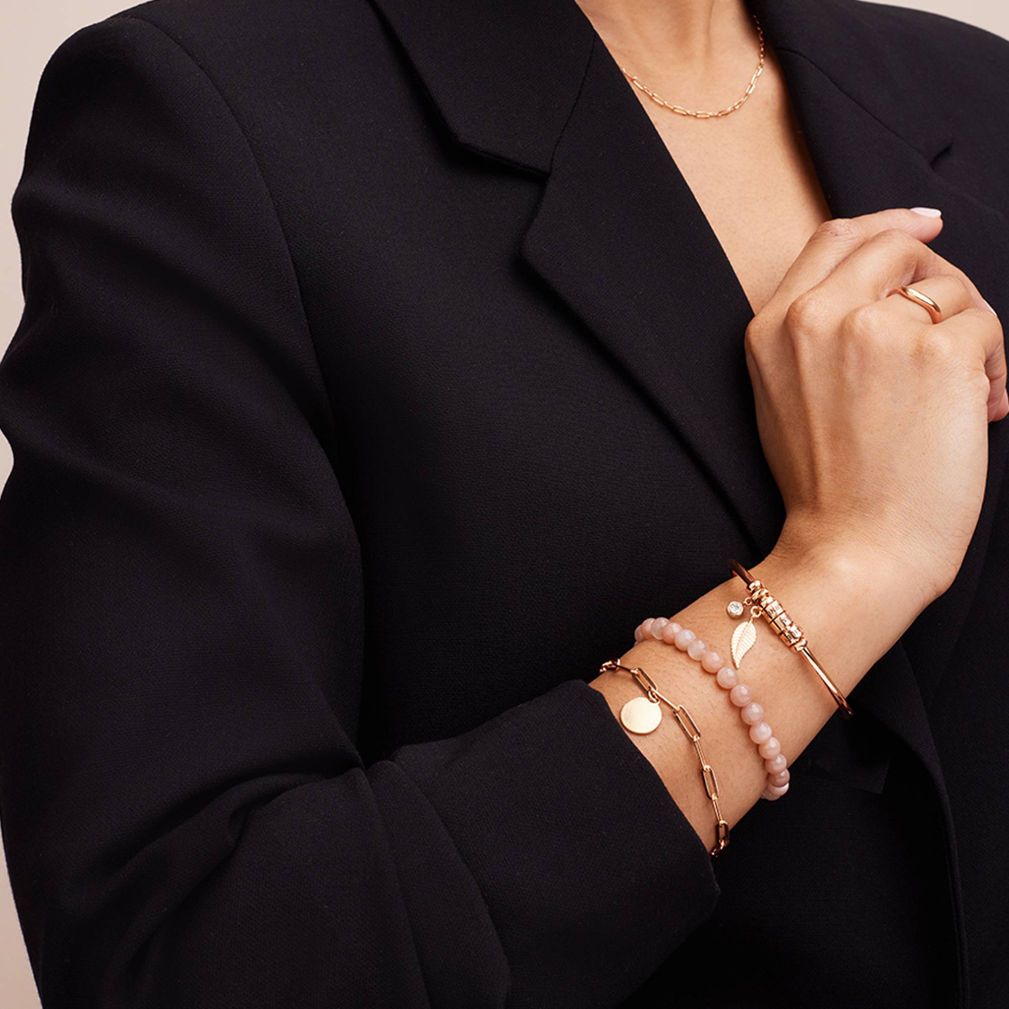 Linda Bangle Armband med Graverade Berlocker och 0.10ct Diamant i roseguld vermeil-1 produktbilder