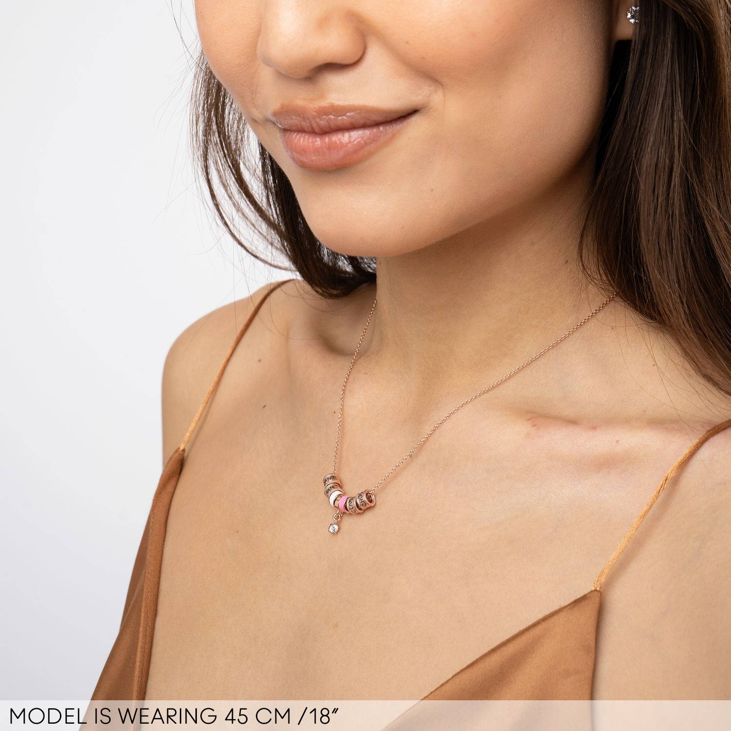 Linda-halsband i 18K roséguldplätering med pärlberlock-4 produktbilder