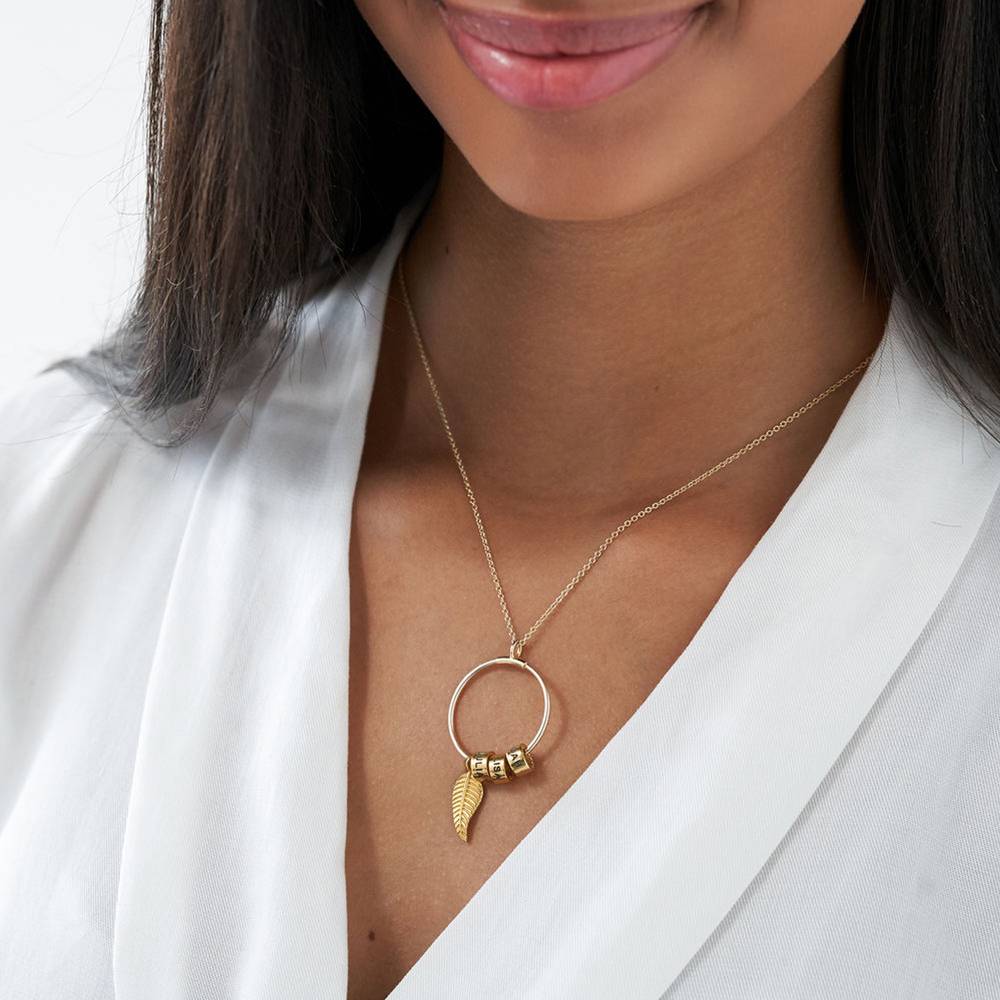 Collana Linda™ con Pendente a Cerchio con Foglia e Perle Personalizzate in Oro Giallo 10K-2 foto del prodotto