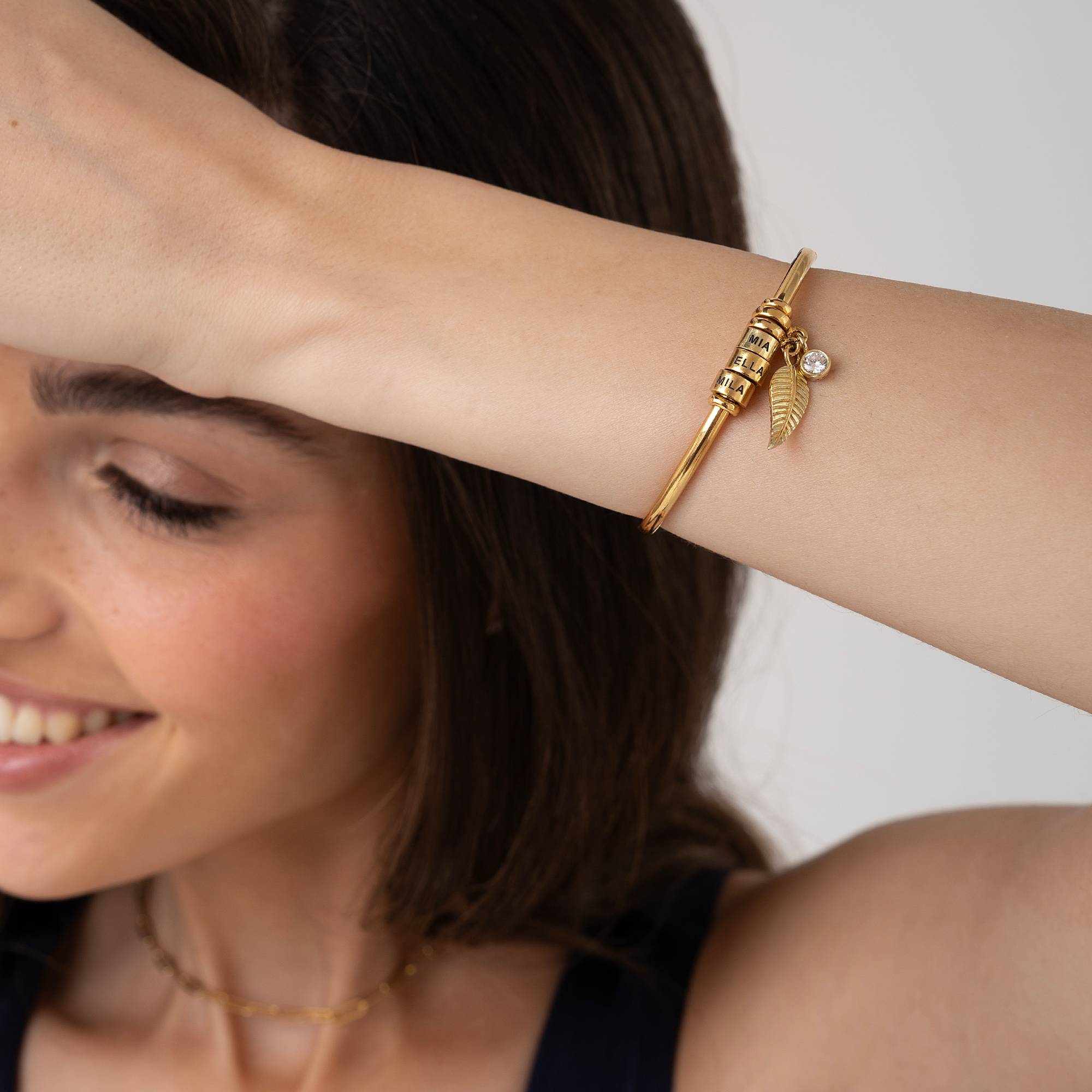 Linda Bangle Armband med Graverade Berlocker och 0.10ct Diamant i Guldplätering-5 produktbilder
