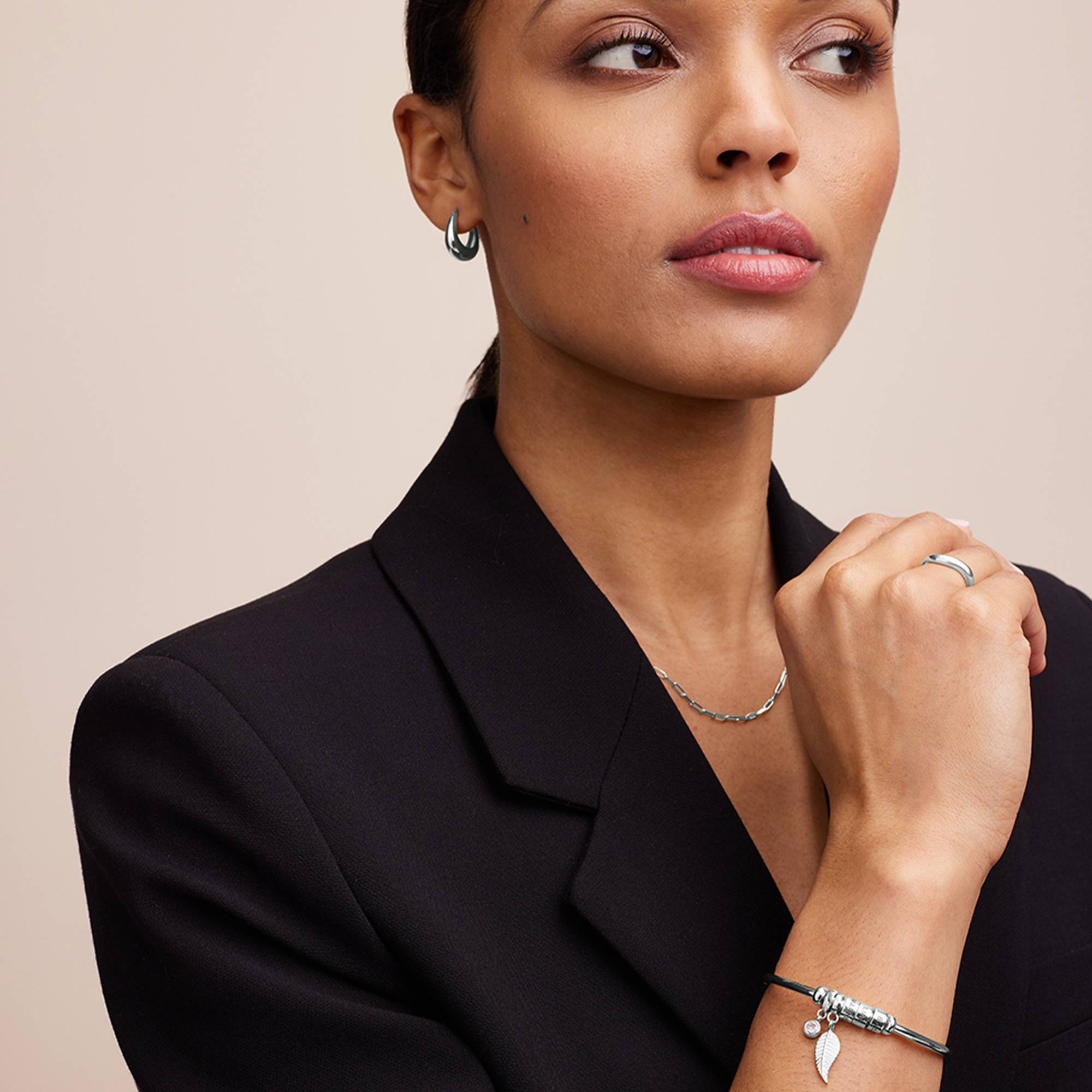 Linda Kreisanhänger-Armreif mit Diamant und silbernen personalisierten Beads-4 Produktfoto