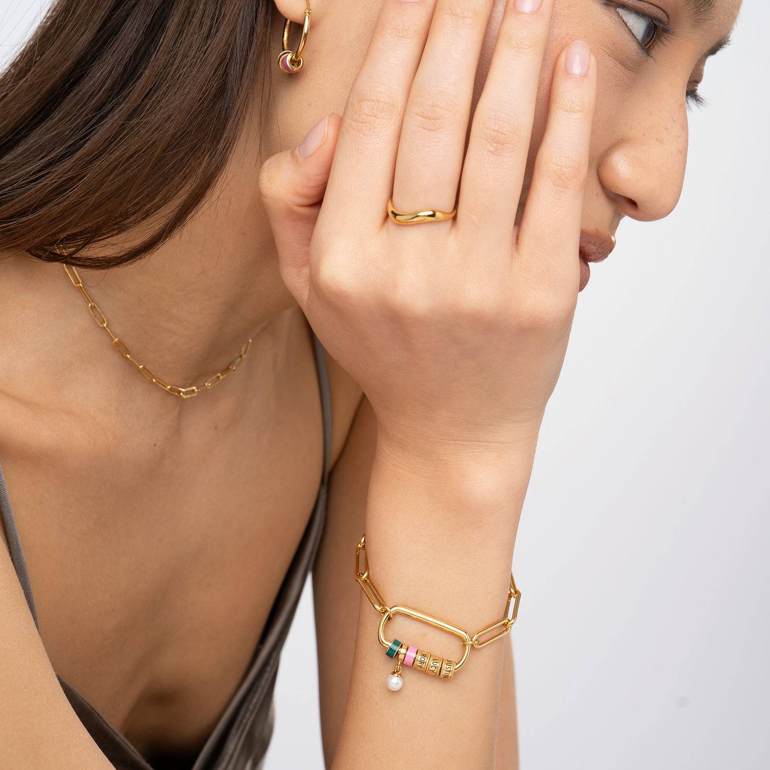 Linda-armband i 18K guldplätering med ovalt spänne och pärla-4 produktbilder