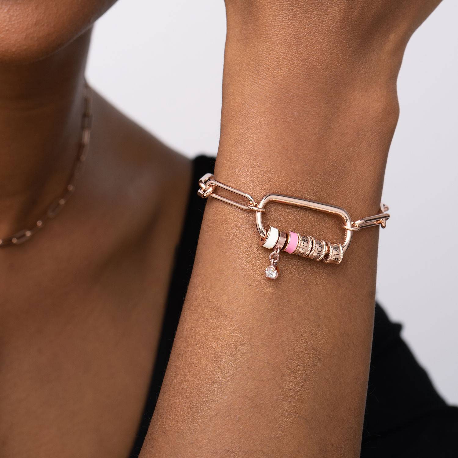 Linda-armband i 18K roséguldplätering med ovalt spänne och pärla-2 produktbilder