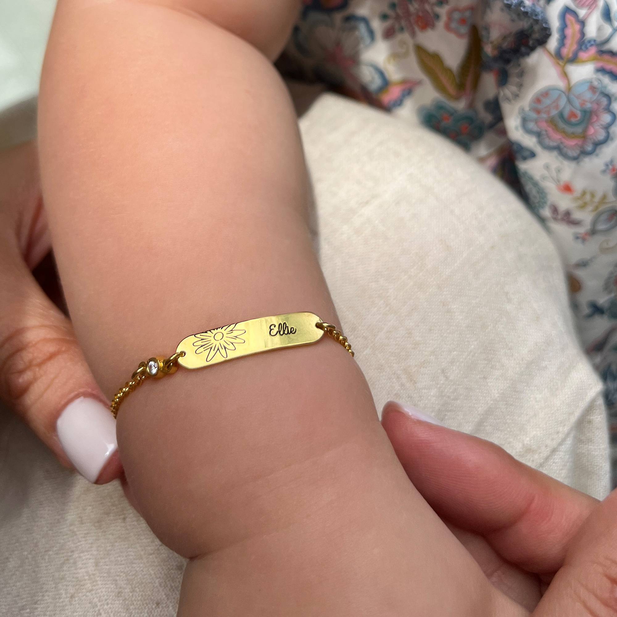 Bracelet prénom Lyla avec fleur et pierre de naissance en vermeil 18 carats-5 photo du produit